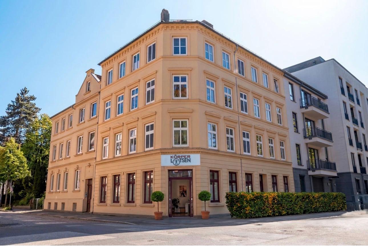 Eingang Am Alten Schützenhof 16 der Körperlotsen-Praxis Barmbek-Süd