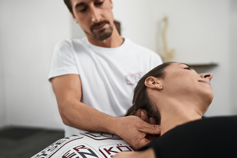 Physiotherapeutin beim Hausbesuch