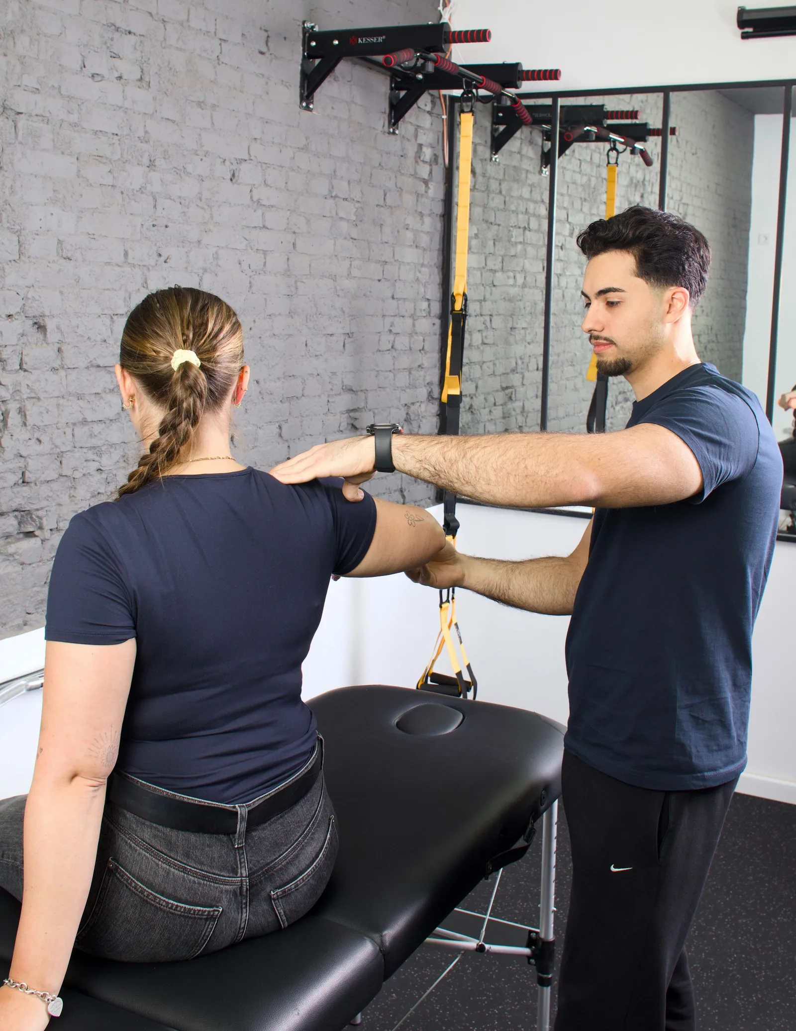 Physiotherapeutin bei der Behandlung